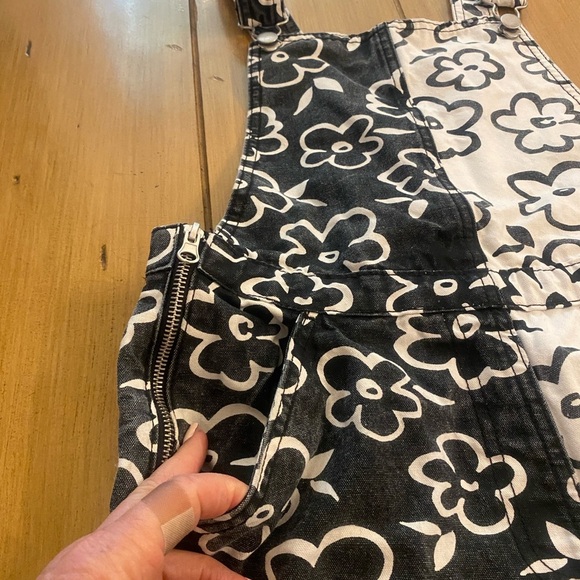 Forever21 Women’s Overalls Black White Flowers Festival S-M - Picture 9 of 13